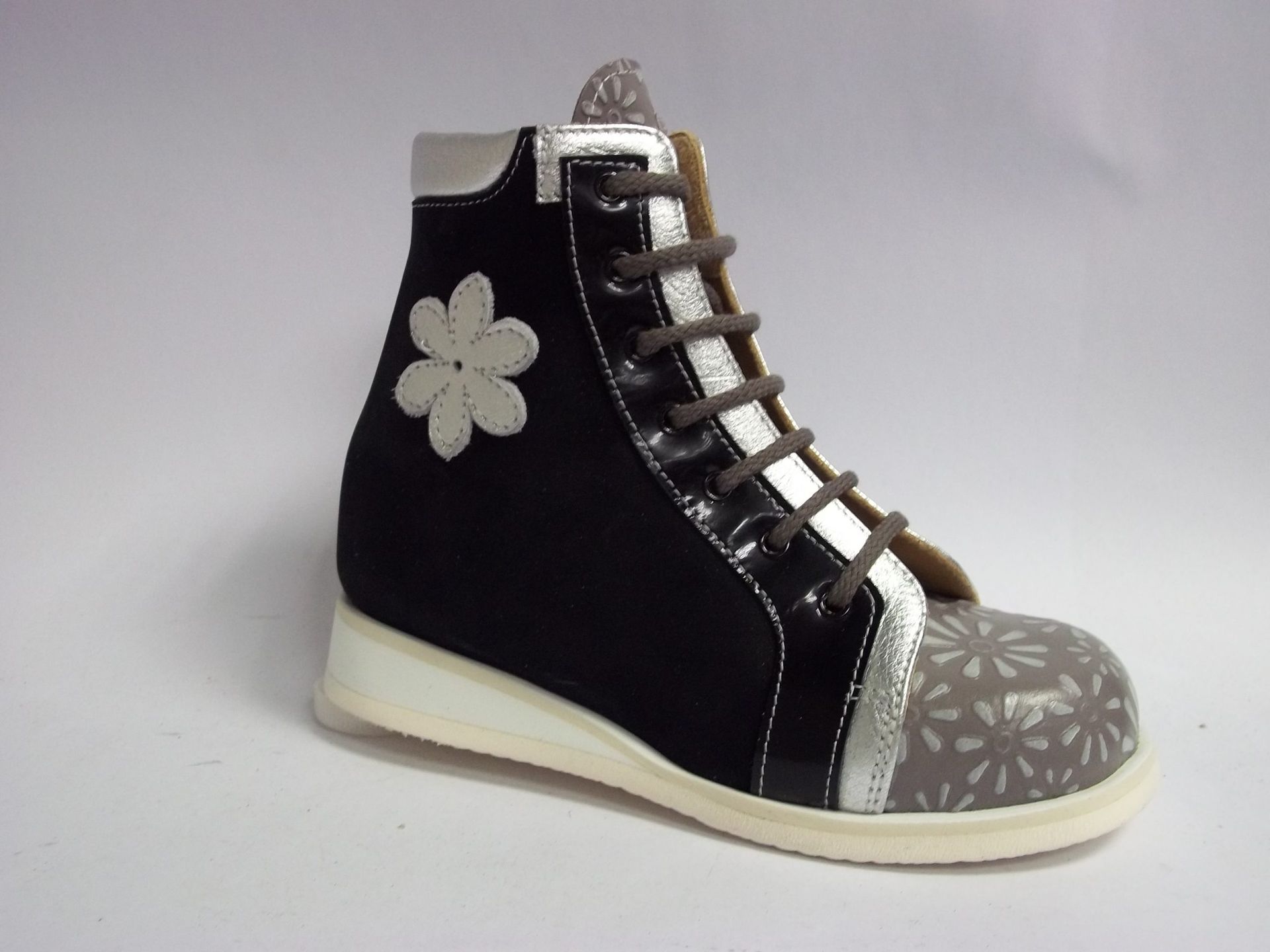 Bottine compensée noire à motifs floraux et bout gris à motifs, vue de profil