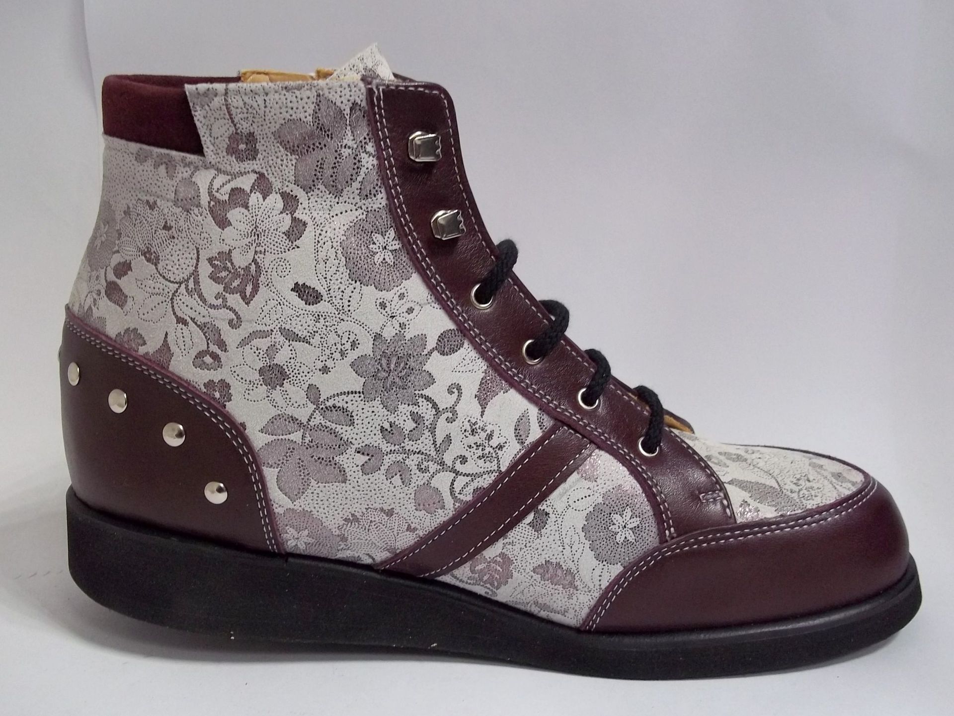 Bottine bordeaux à motifs floraux, semelle noire et clous argentés