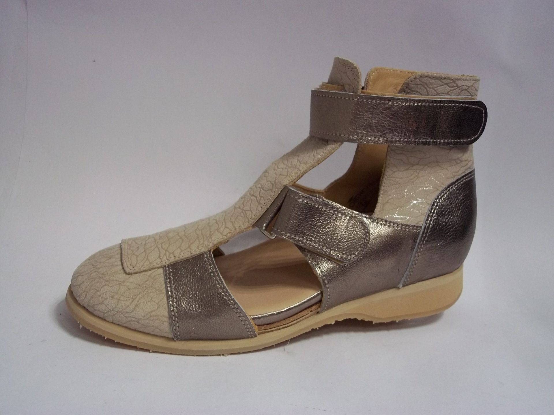 Sandale pour femme beige et or métallisé avec bride cheville, vue de profil sur fond uni