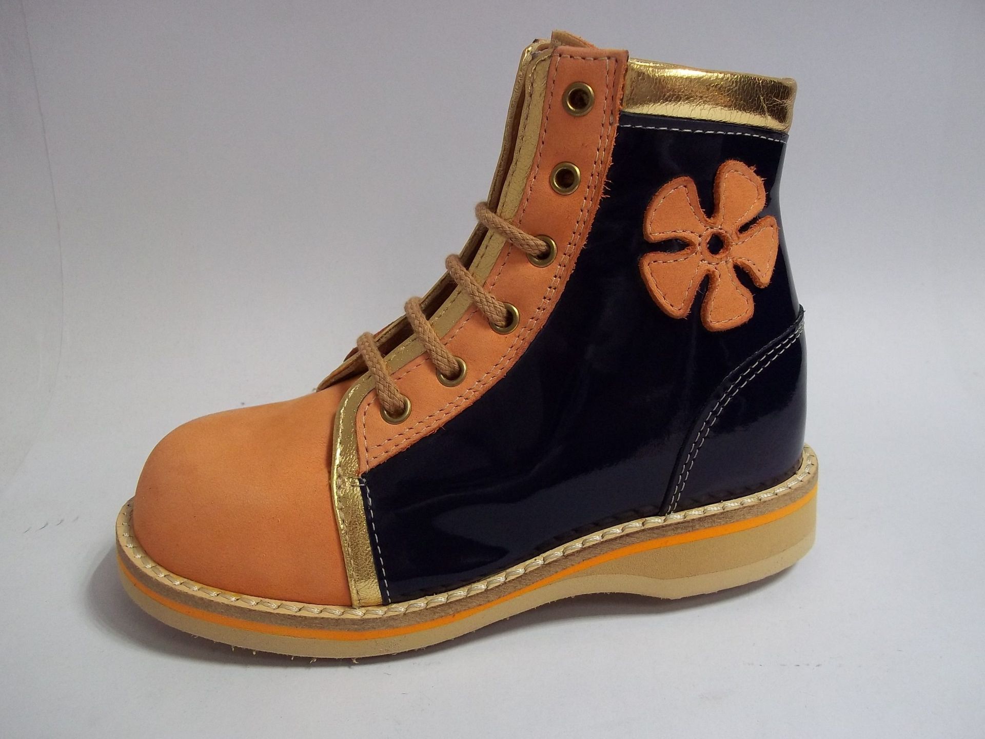 Bottine à lacets noire et beige avec motif floral orange et bordure dorée