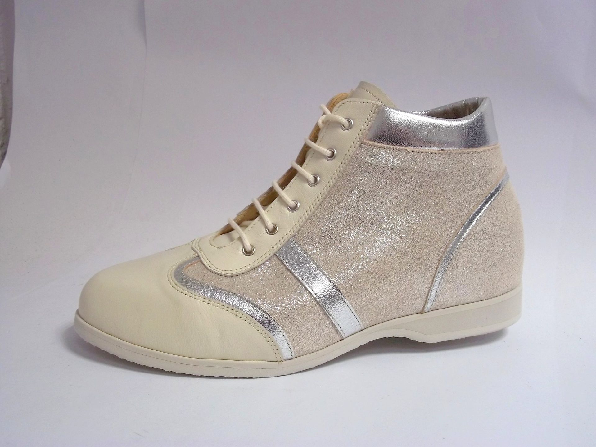 Baskets montantes beiges à paillettes avec bout et lacets crème sur fond uni
