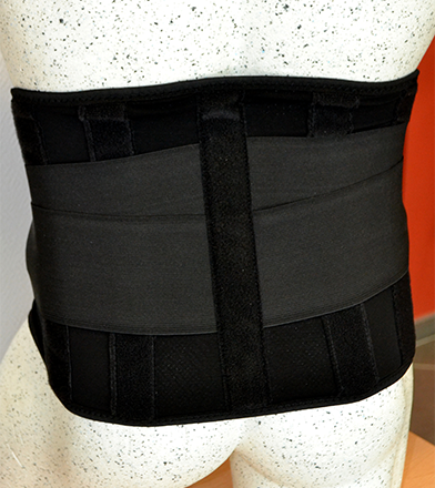 Ceinture de soutien lombaire noire enroulée autour du torse d'un mannequin blanc