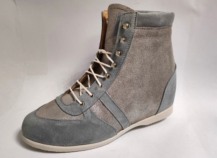 Bottine montante à lacets couleur crème avec semelle beige sur fond blanc