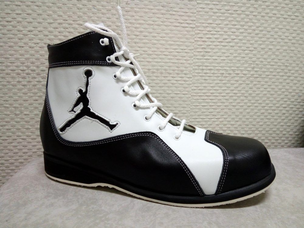 Chaussure de boxe montante noire et blanche à lacets avec logo Jumpman sur le côté