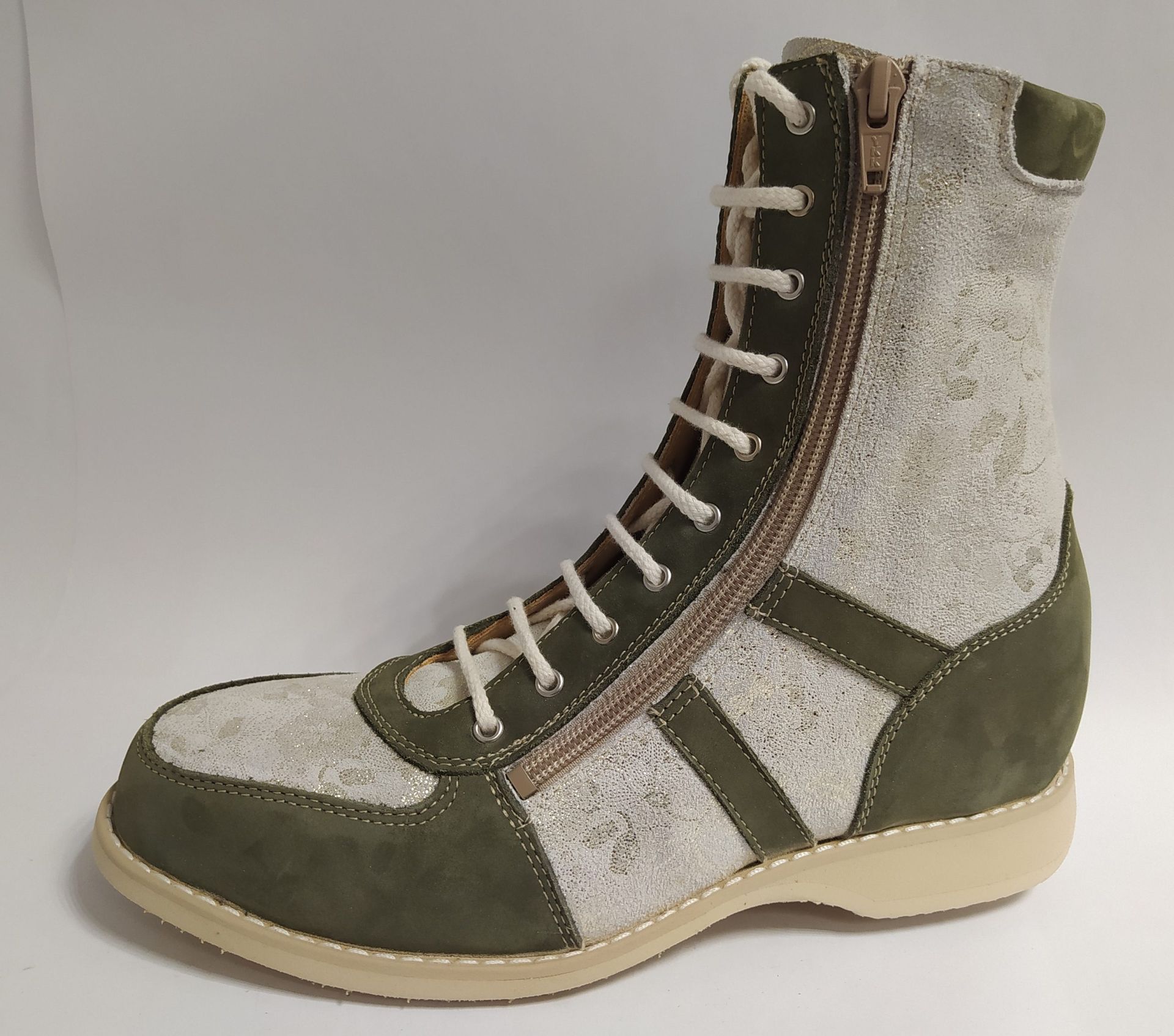 Bottes montantes olive et beige à lacets blancs sur fond uni