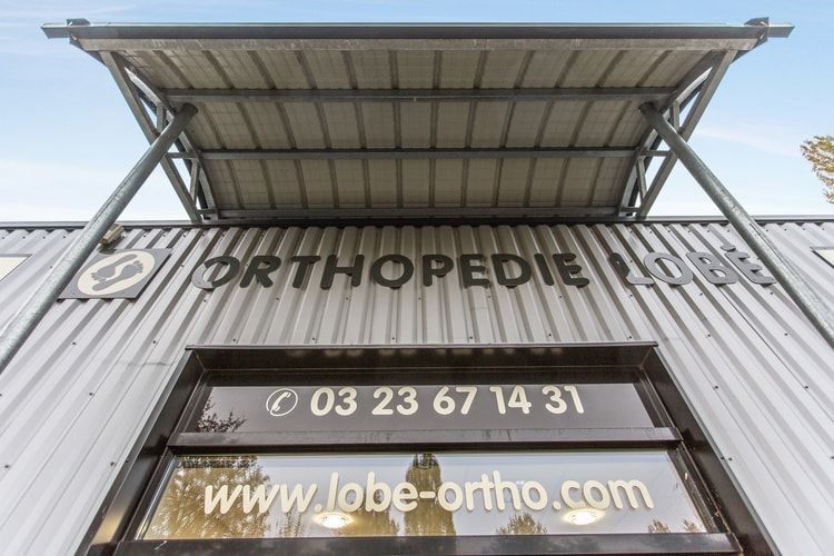 Façade d'une clinique orthopédique avec une enseigne indiquant ORTHOPEDIE.
