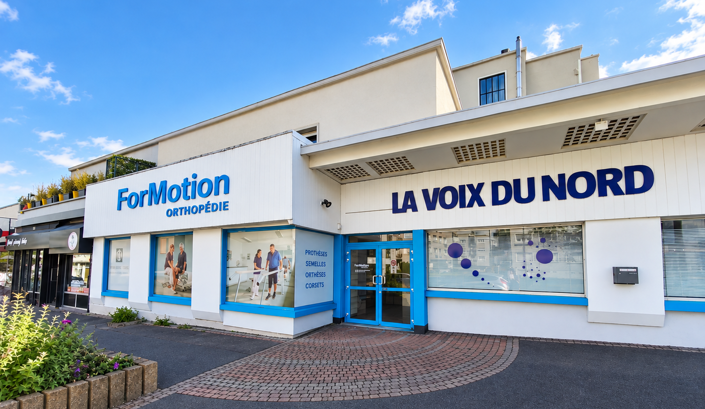Un groupe de personnes se tient à l'extérieur, devant un bâtiment ; certaines portent des chemises blanches.