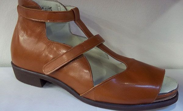 Sandale femme en cuir marron à bride cheville et petit talon, vue de côté