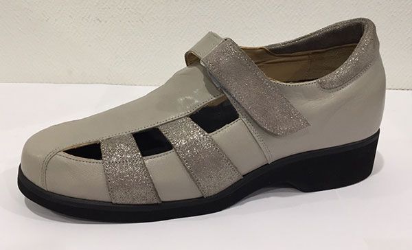 Chaussure grise à scratch et semelle noire, vue de profil sur fond blanc