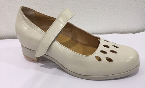 Chaussure Mary Jane crème à bout ajouré, vue de profil sur fond blanc
