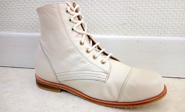 Bottine montante à lacets couleur crème avec semelle beige sur fond blanc
