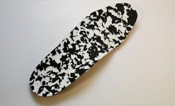 Planche de skateboard à motifs noirs et blancs sur fond clair