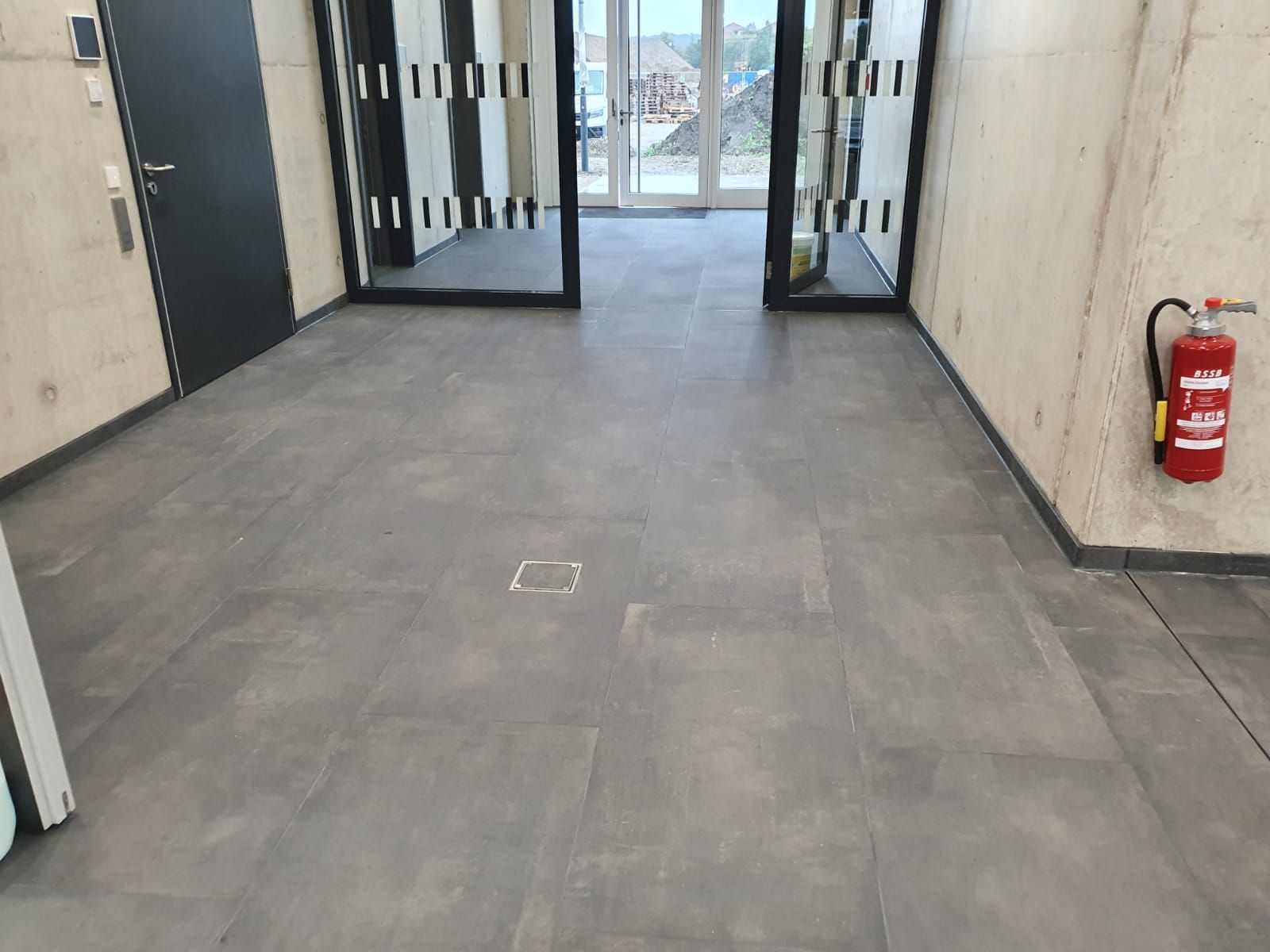 Bodengestaltung in Grau