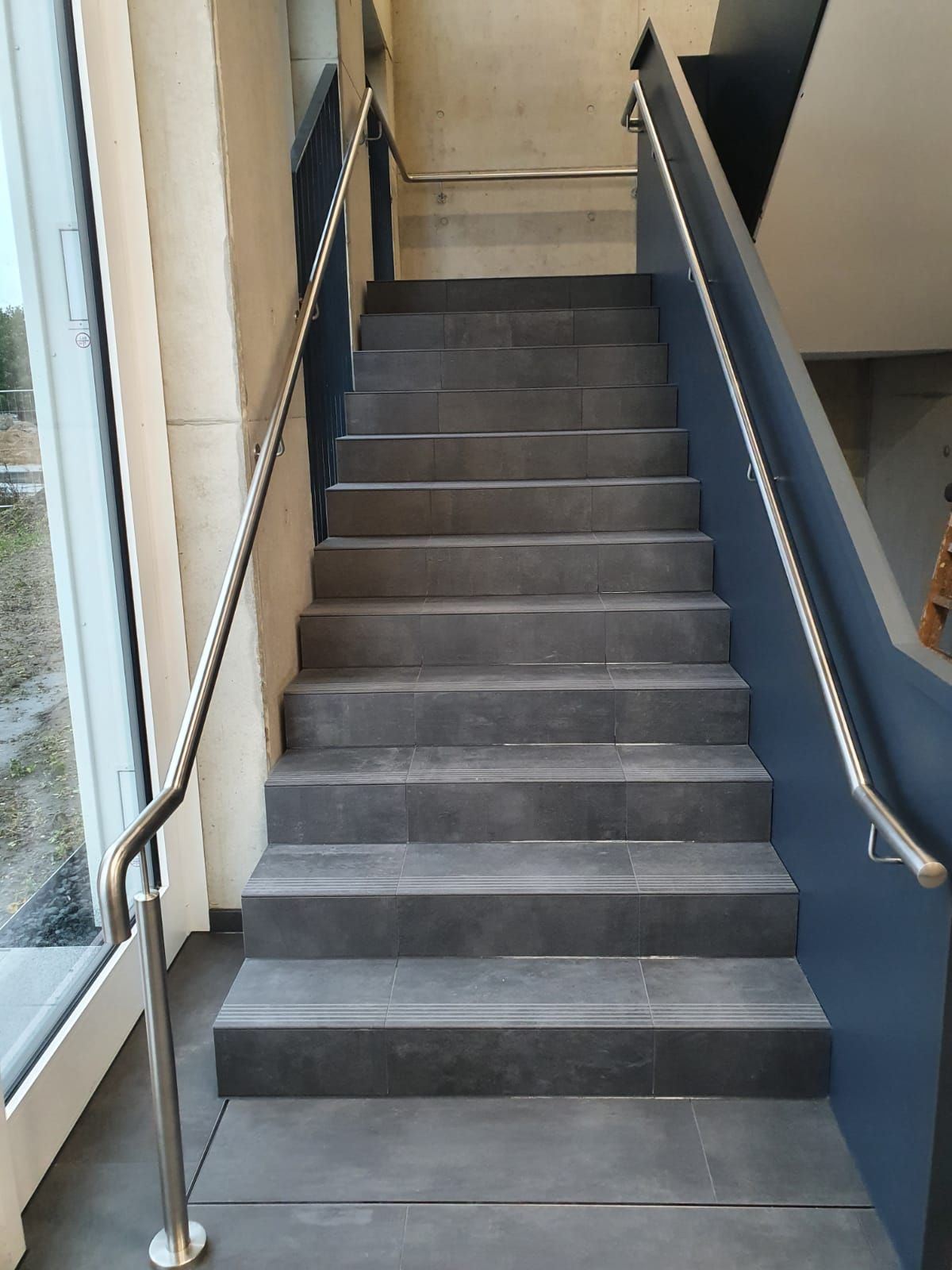 Treppengestaltung eines denkmalgeschützten Gebäudes in Grau