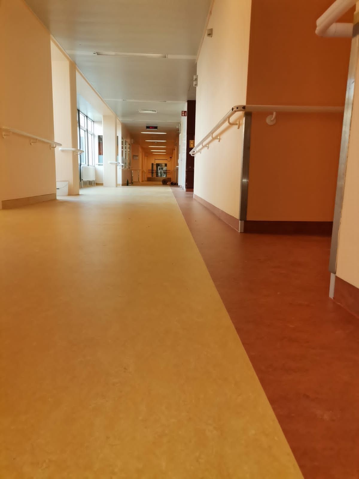 Bodengestaltung in Rot und Gelb