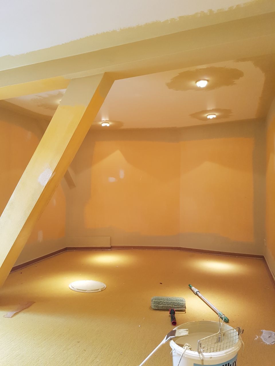 Gelbe Wandgestaltung