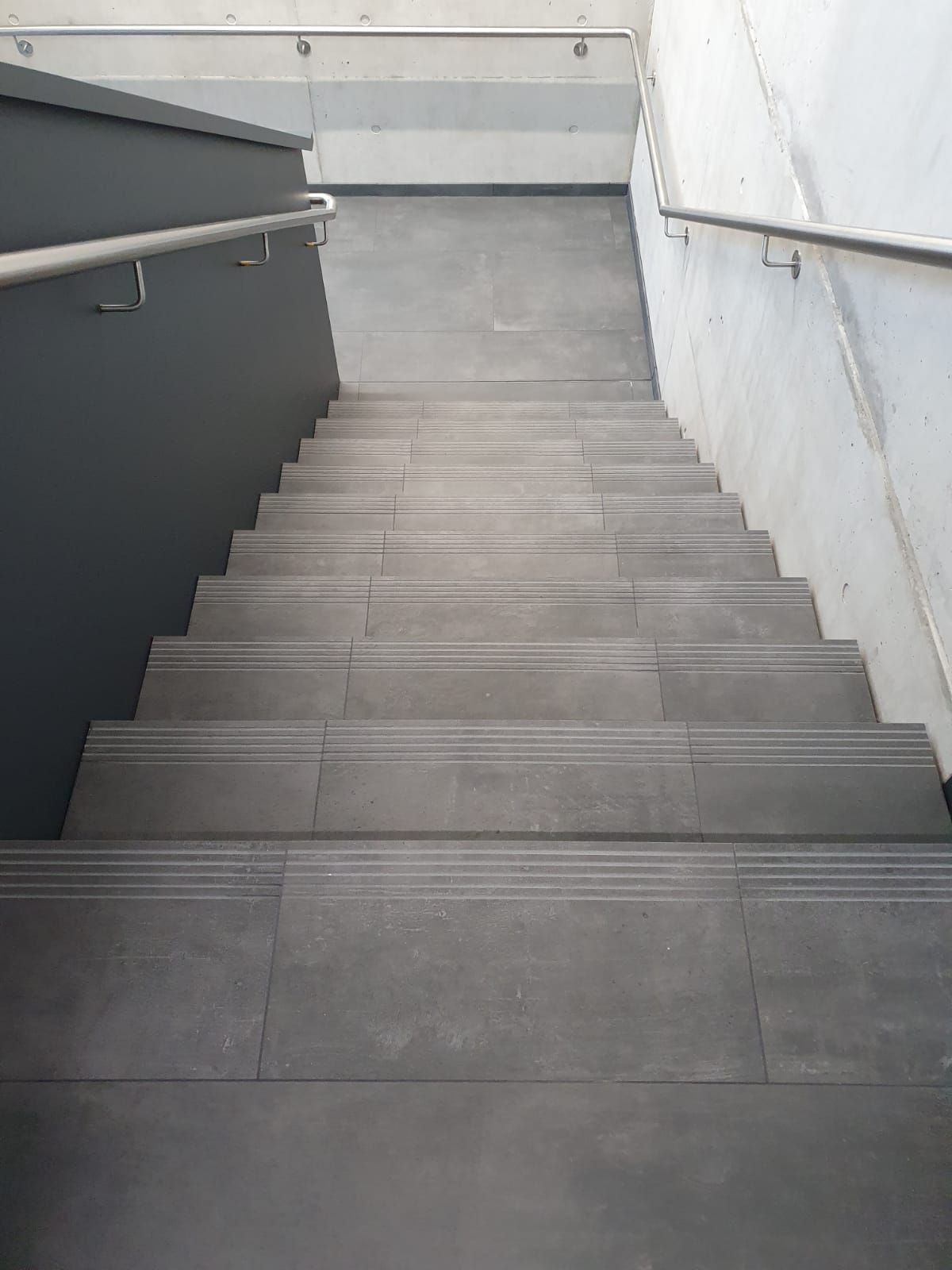 Treppengestaltung eines denkmalgeschützten Gebäudes in Grau