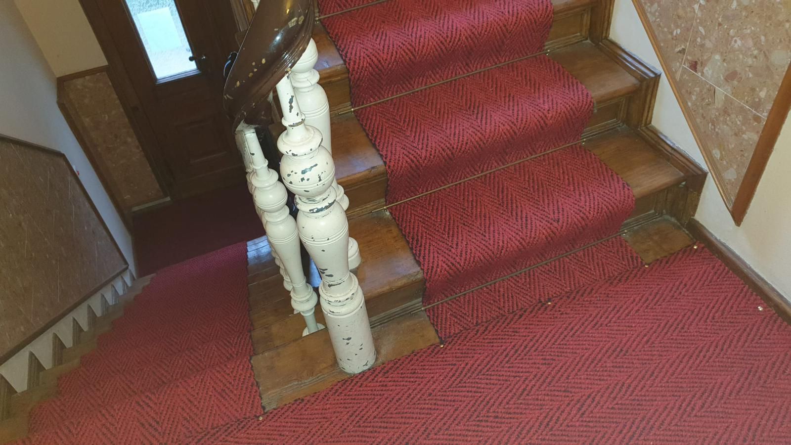 Treppengestaltung eines denkmalgeschützten Gebäudes in Rot