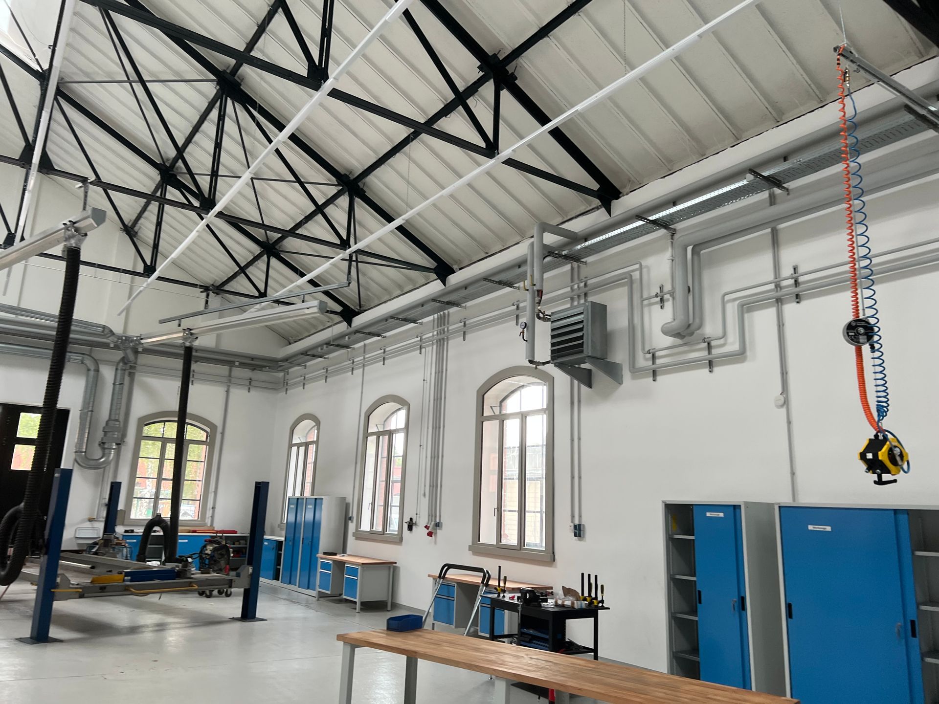 Lagerhallengestaltung in Weiß