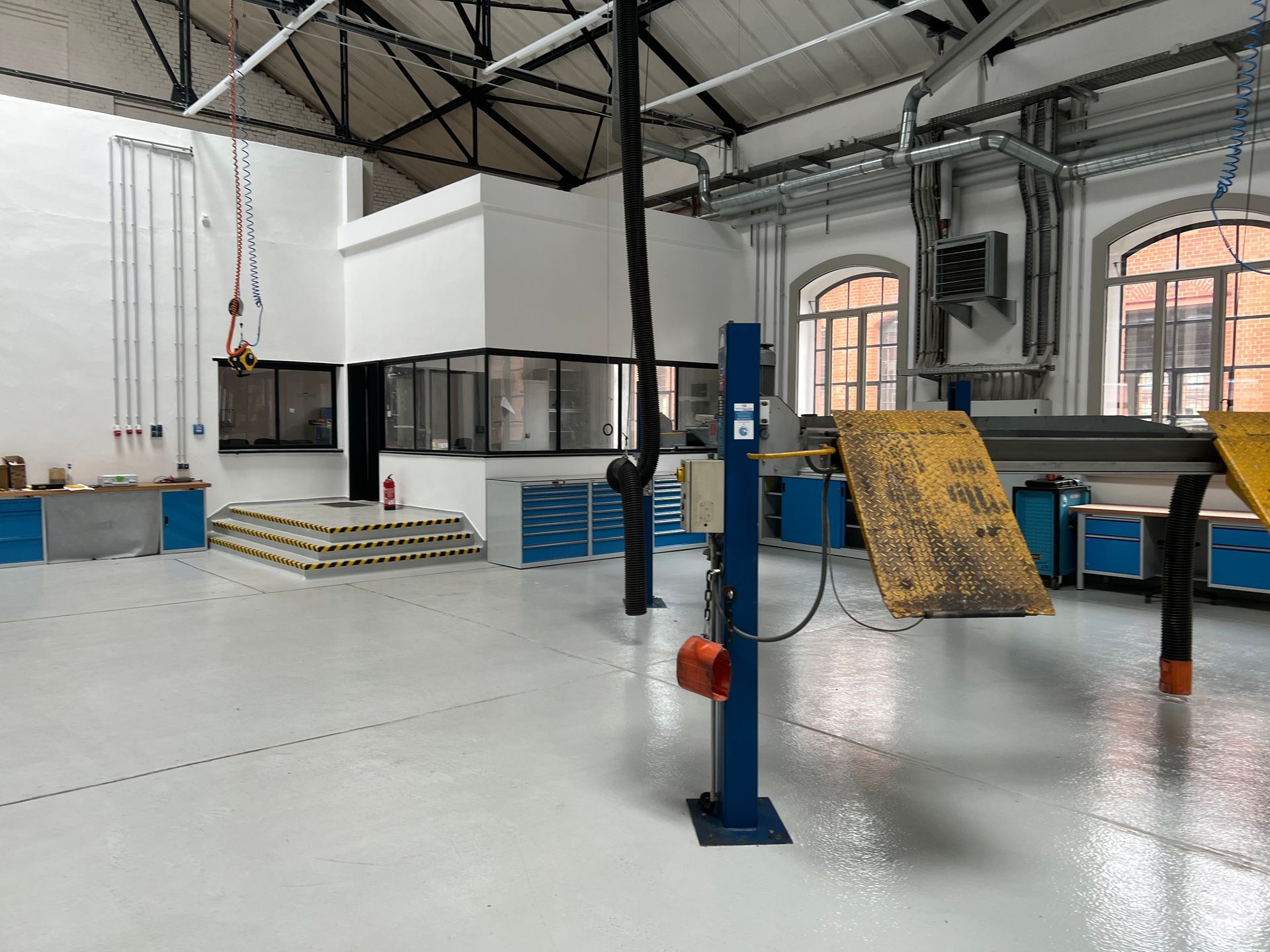 Lagerhallengestaltung in Weiß