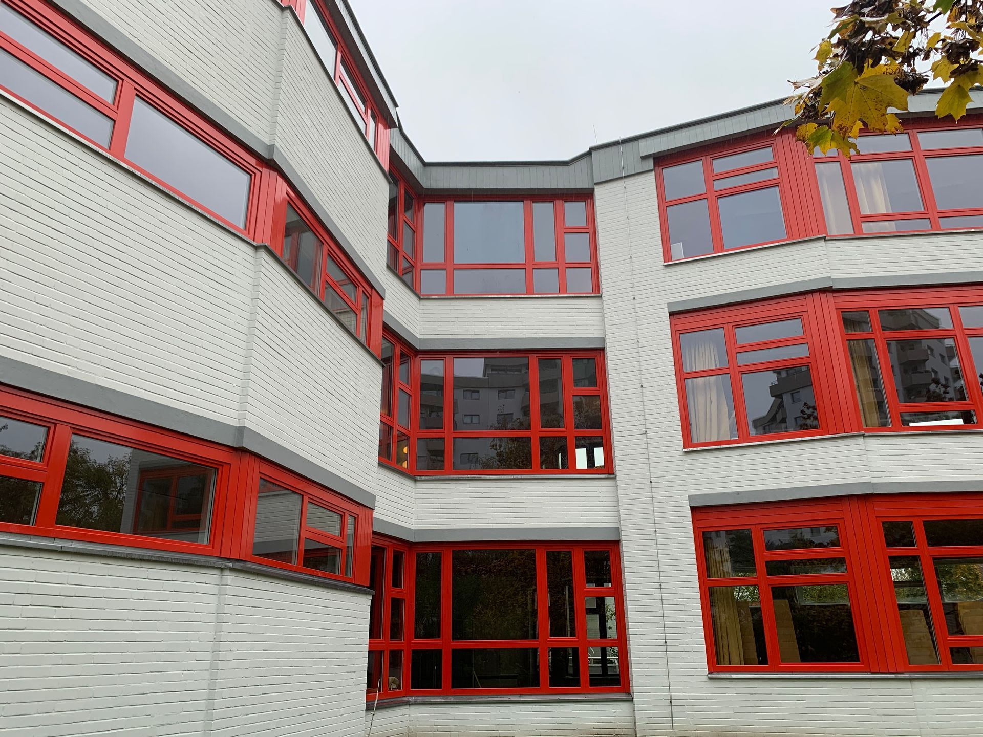 Fassadengestaltung in Rot und Weiß Frontalansicht