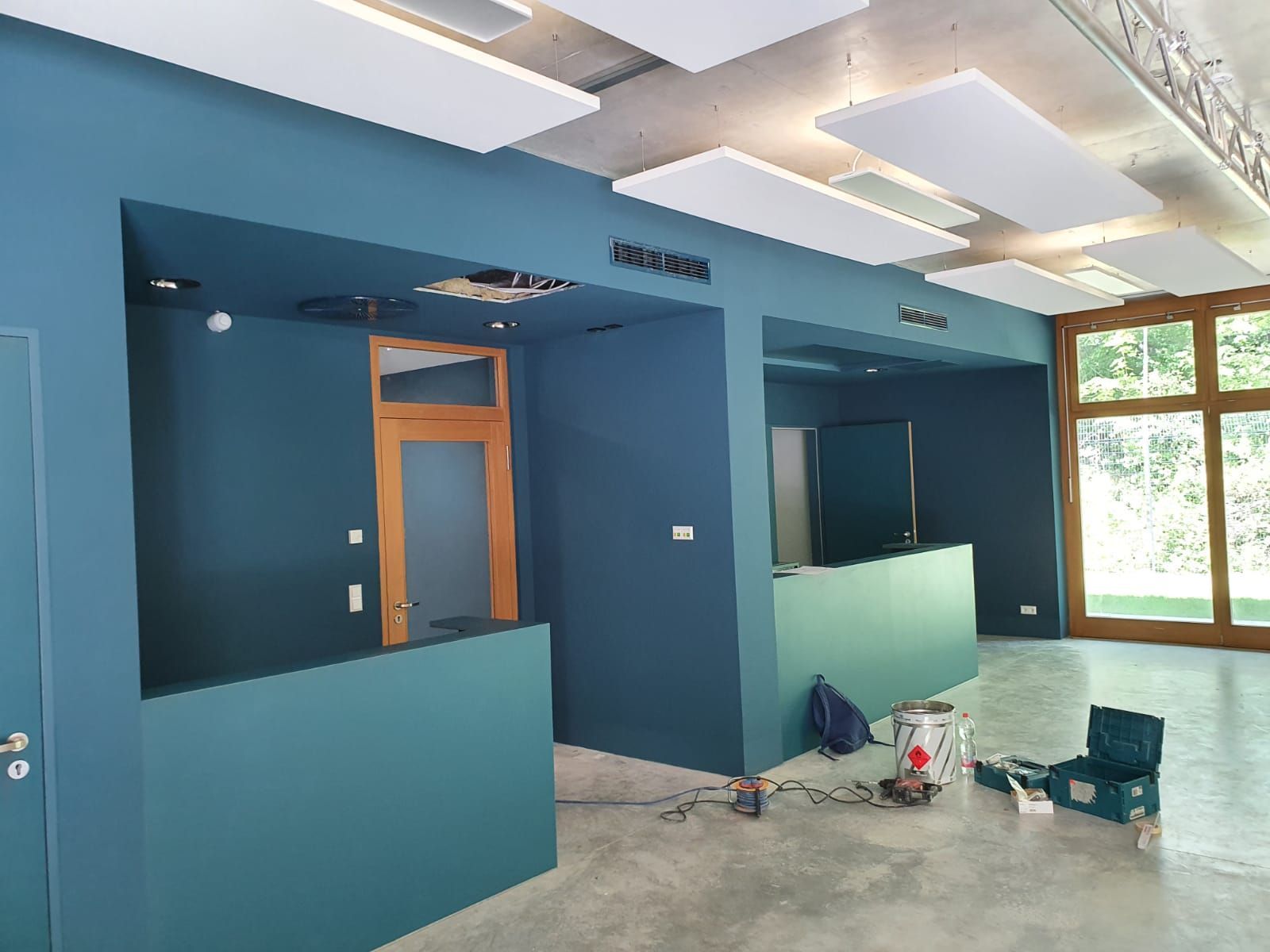 Blau gestrichener Raum