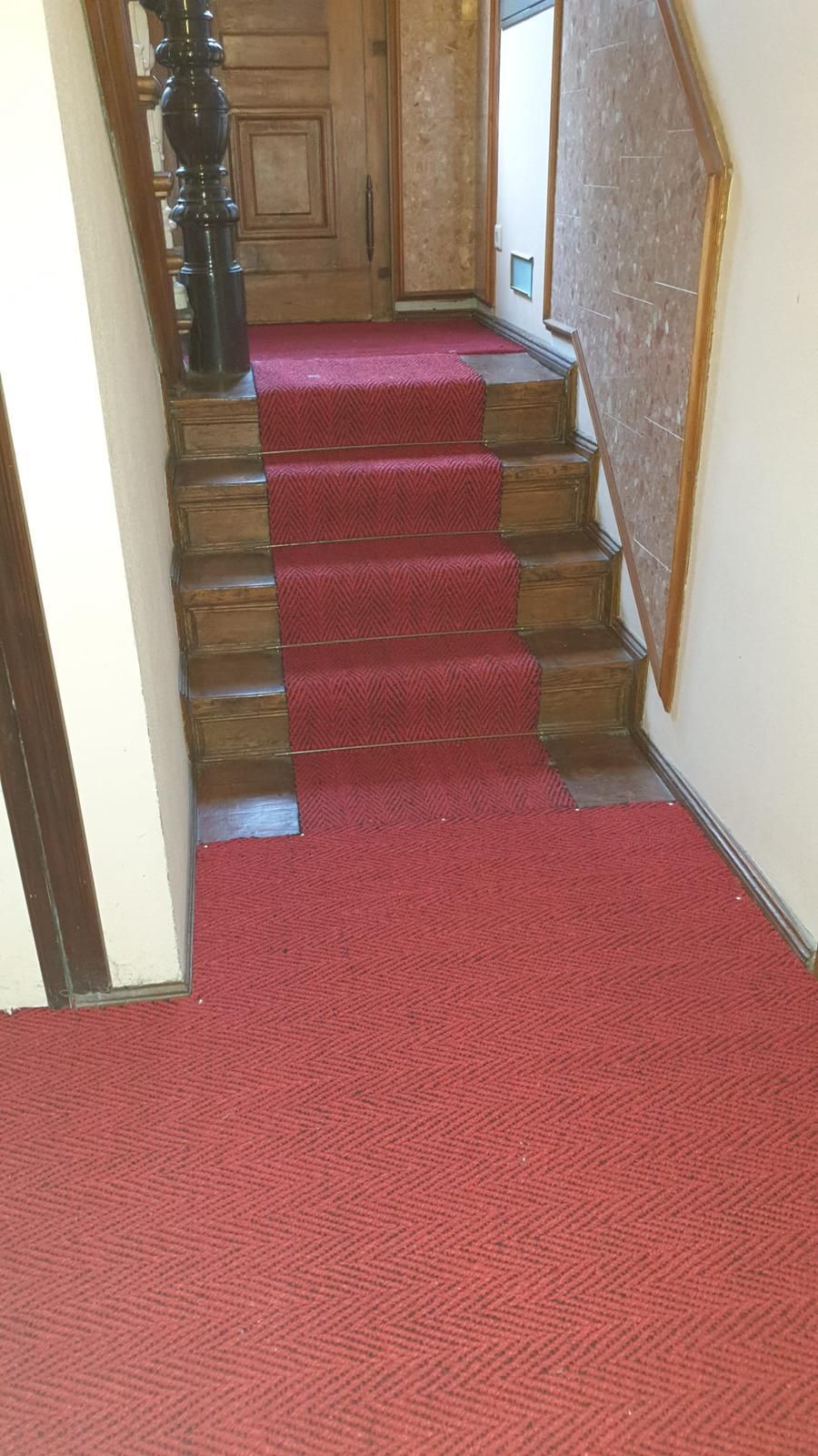 Treppengestaltung eines denkmalgeschützten Gebäudes in Rot