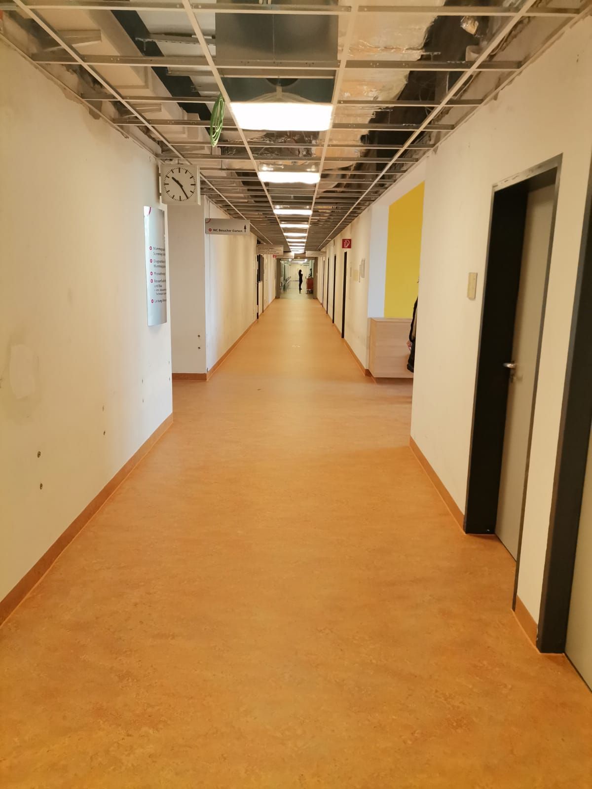 Bodengestaltung in Gelb