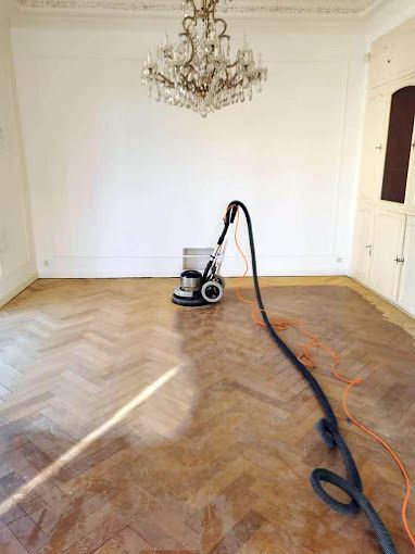 Plancher en chevron en cours de décapage