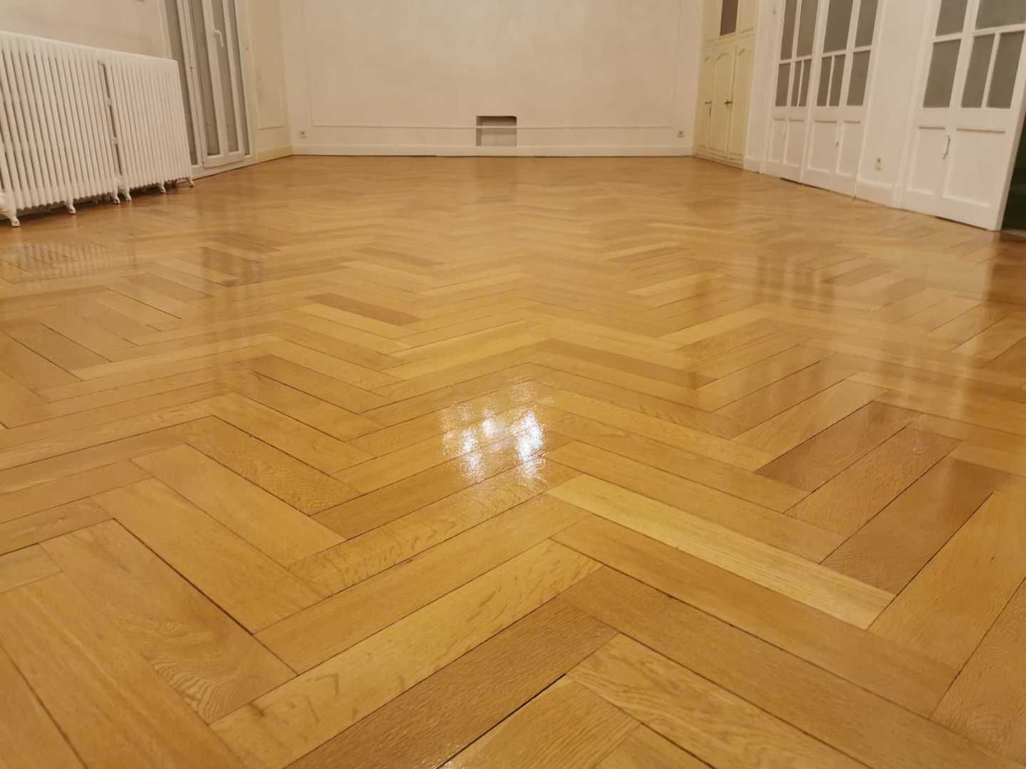 Plancher en chevron brun clair brillant