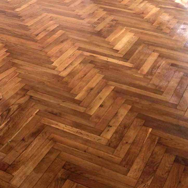 Plancher constitué de chevrons