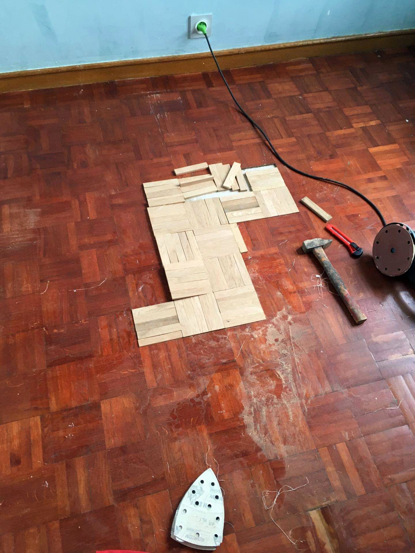 Parquet abîmé en cours de restauration