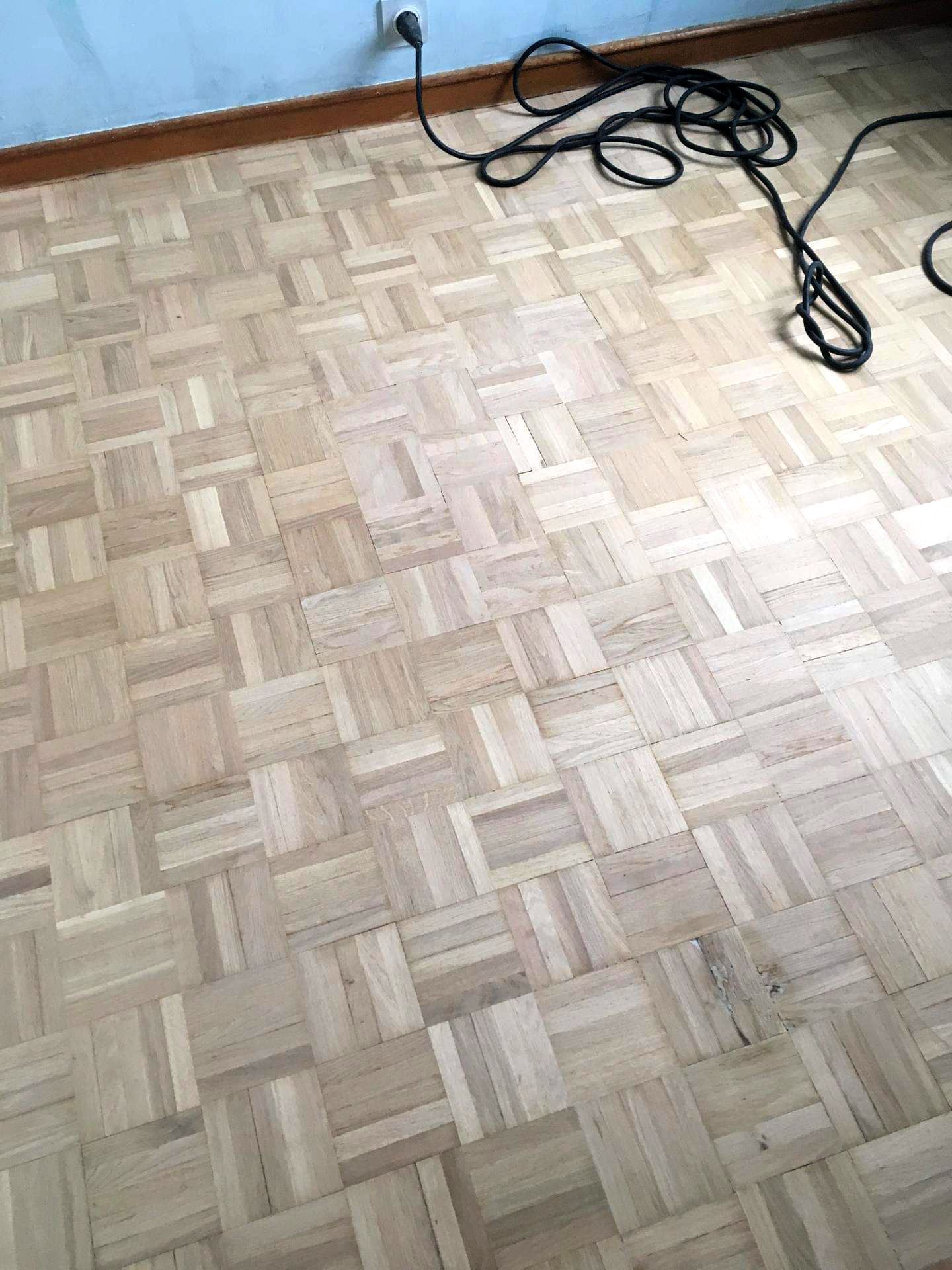 Nouveau parquet en bois clair entièrement posé au sol