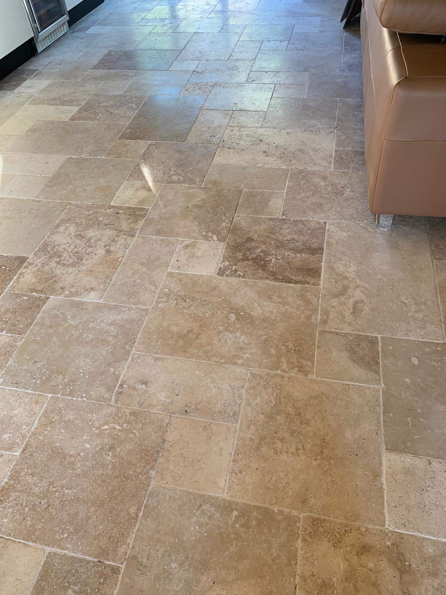 Sol en dalles de pierre ou se situe un canapé