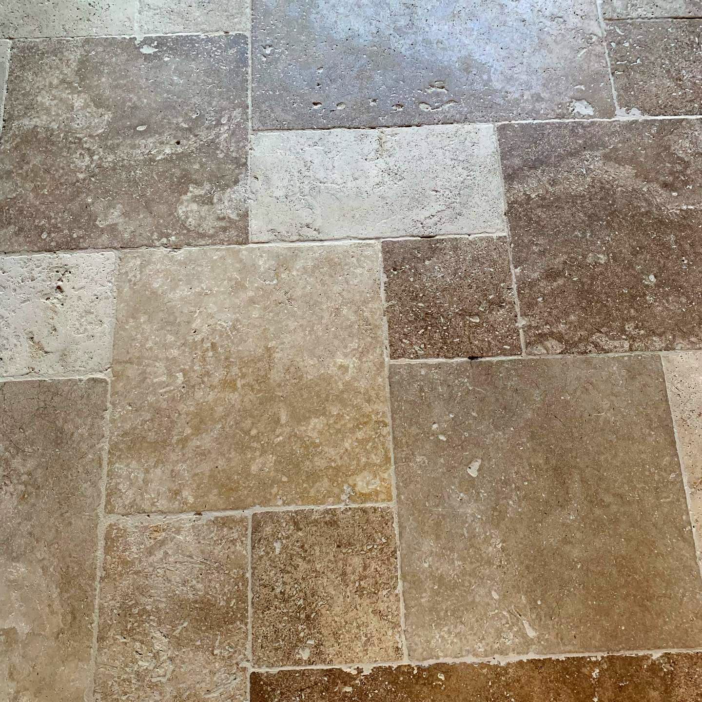 Sol en dalles de pierre de différente taille