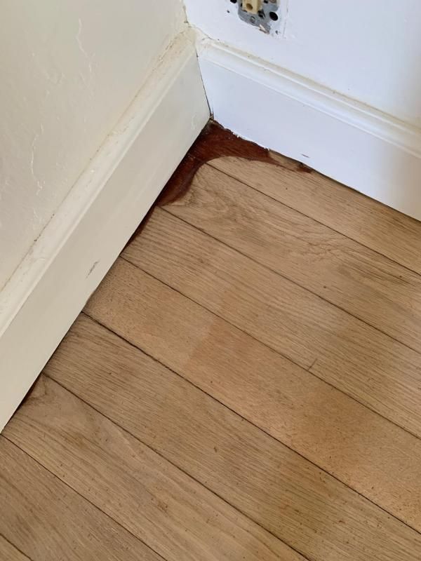 Coin d'un mur et plancher en bois