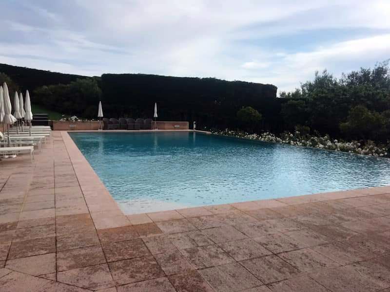 Terrasse extérieure en bois autour d'une piscine