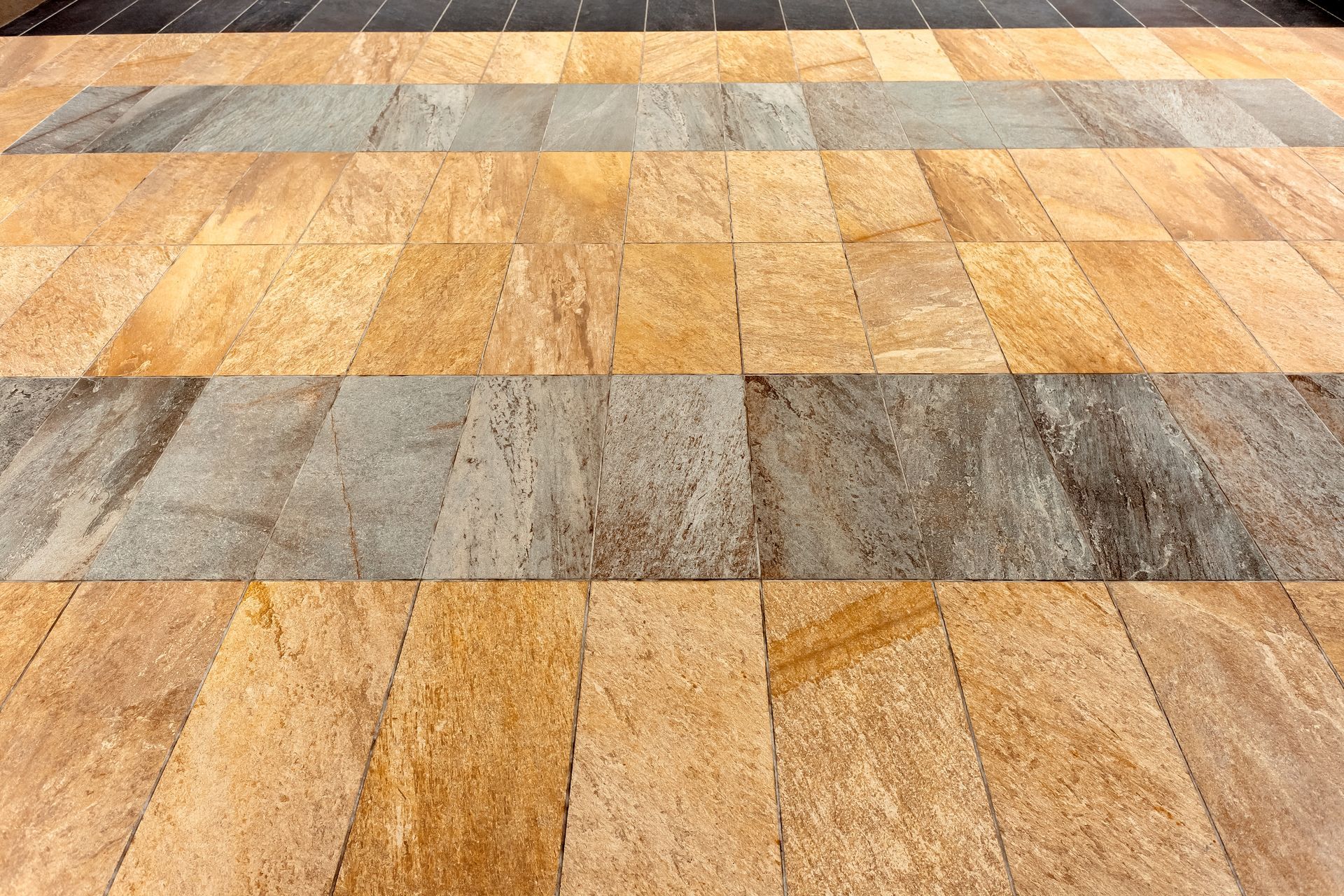 Sol carrelé vitrifié de couleur jaune et gris