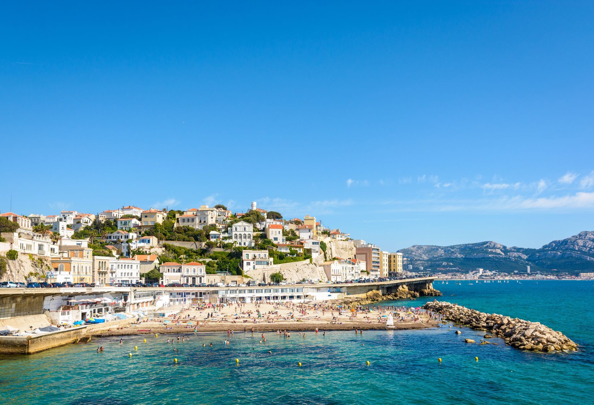 Plage du Prophète à Marseille avec vue sur une corniche remplie de bâtiments