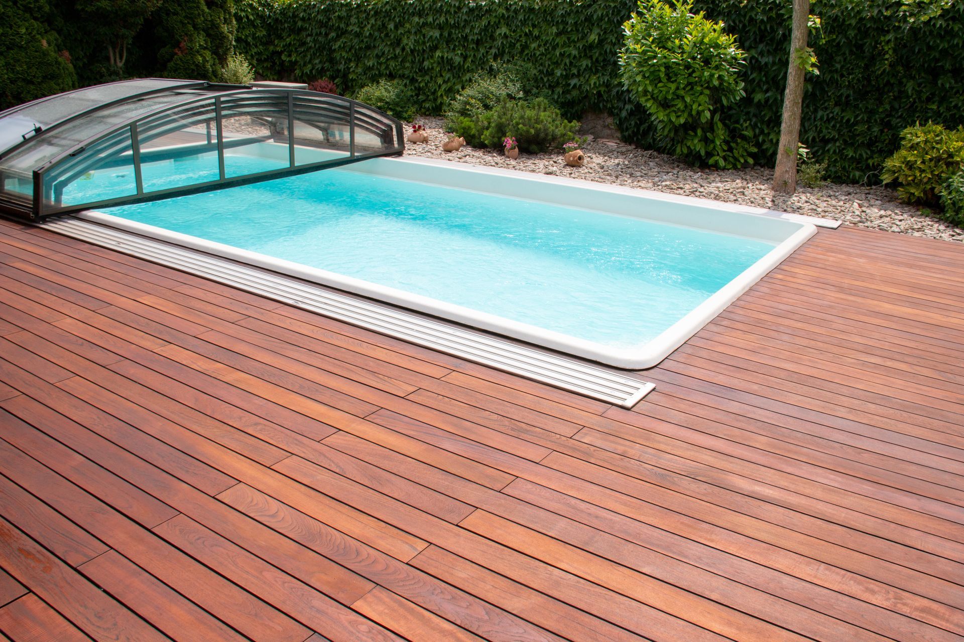 Piscine entourée d'une terrasse en bois