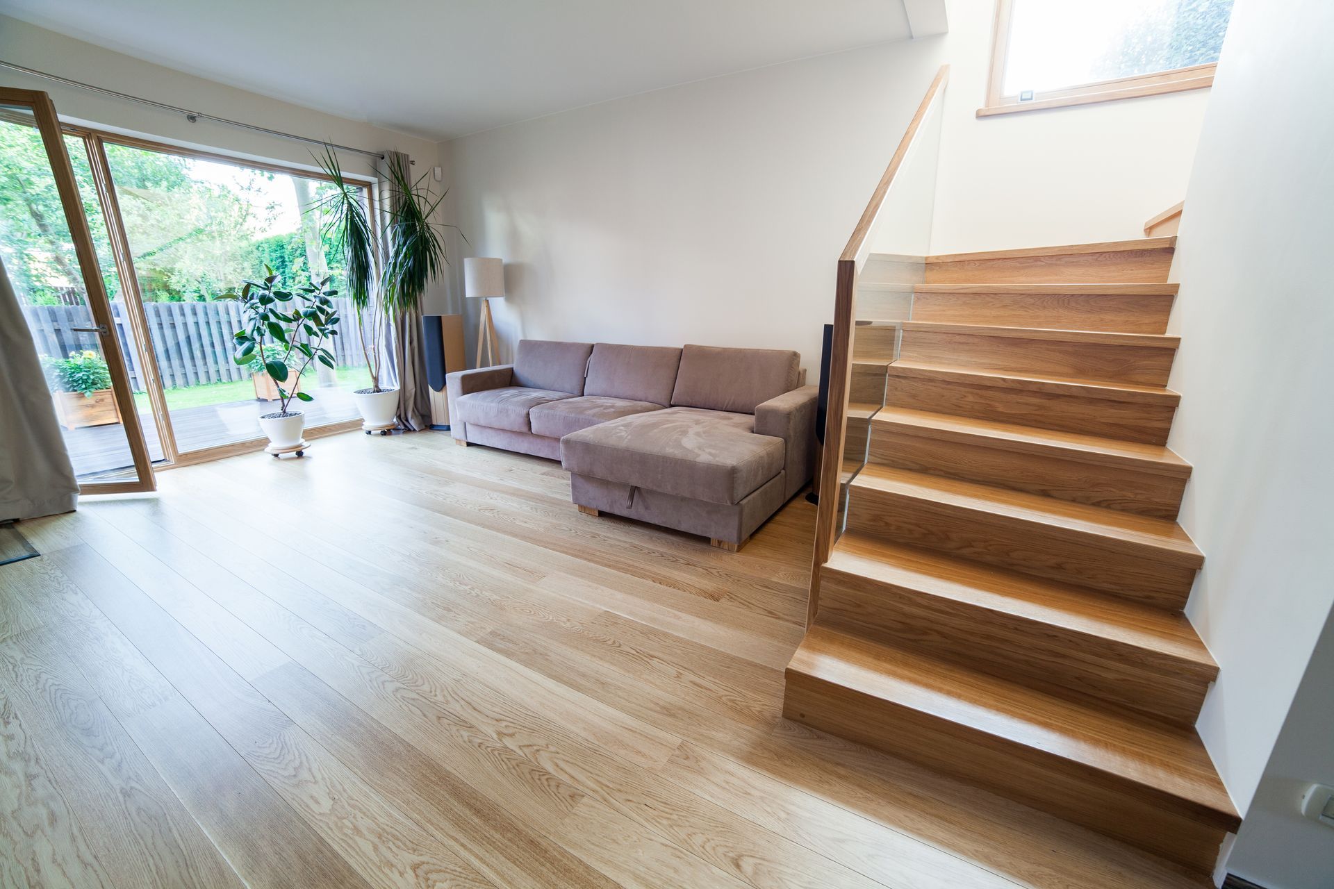 Salon donnant sur une terrasse et un escalier en bois