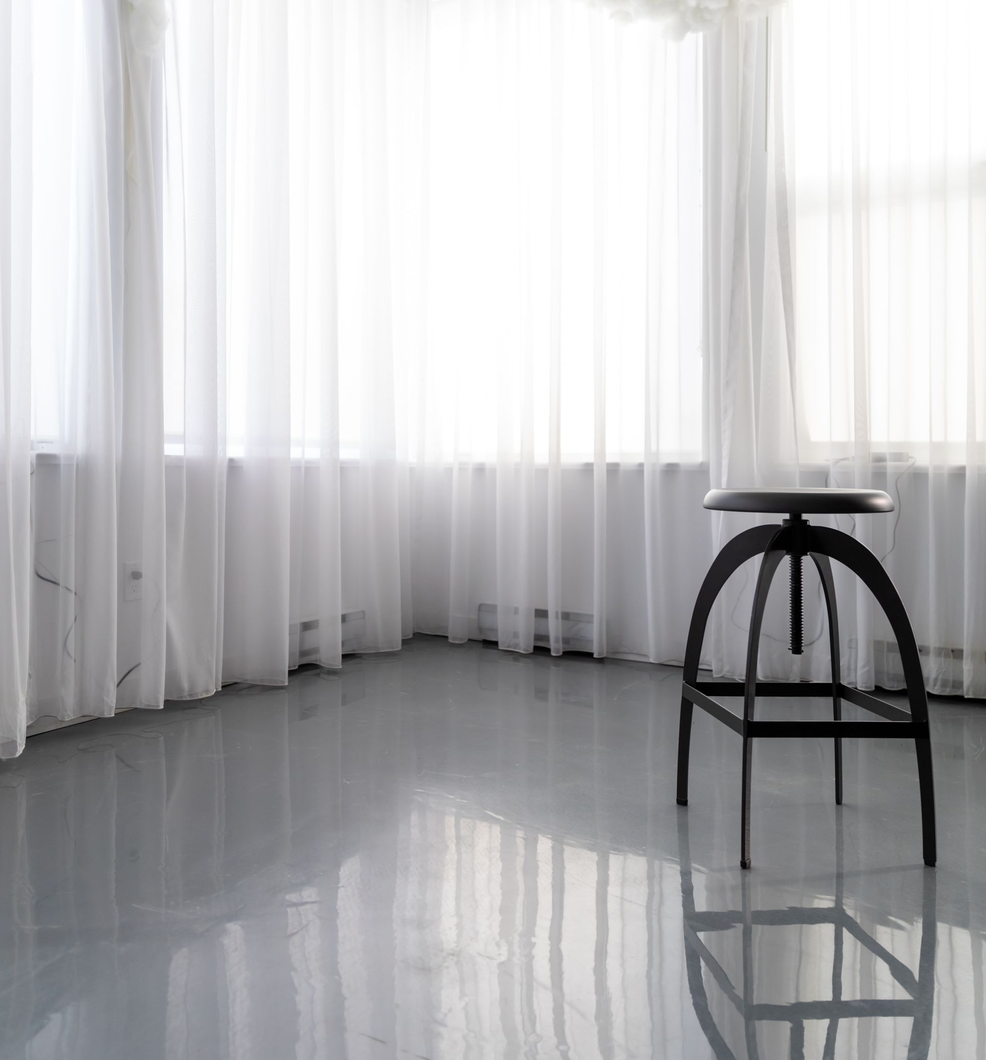 Pièce aux rideaux blancs et au sol brillant