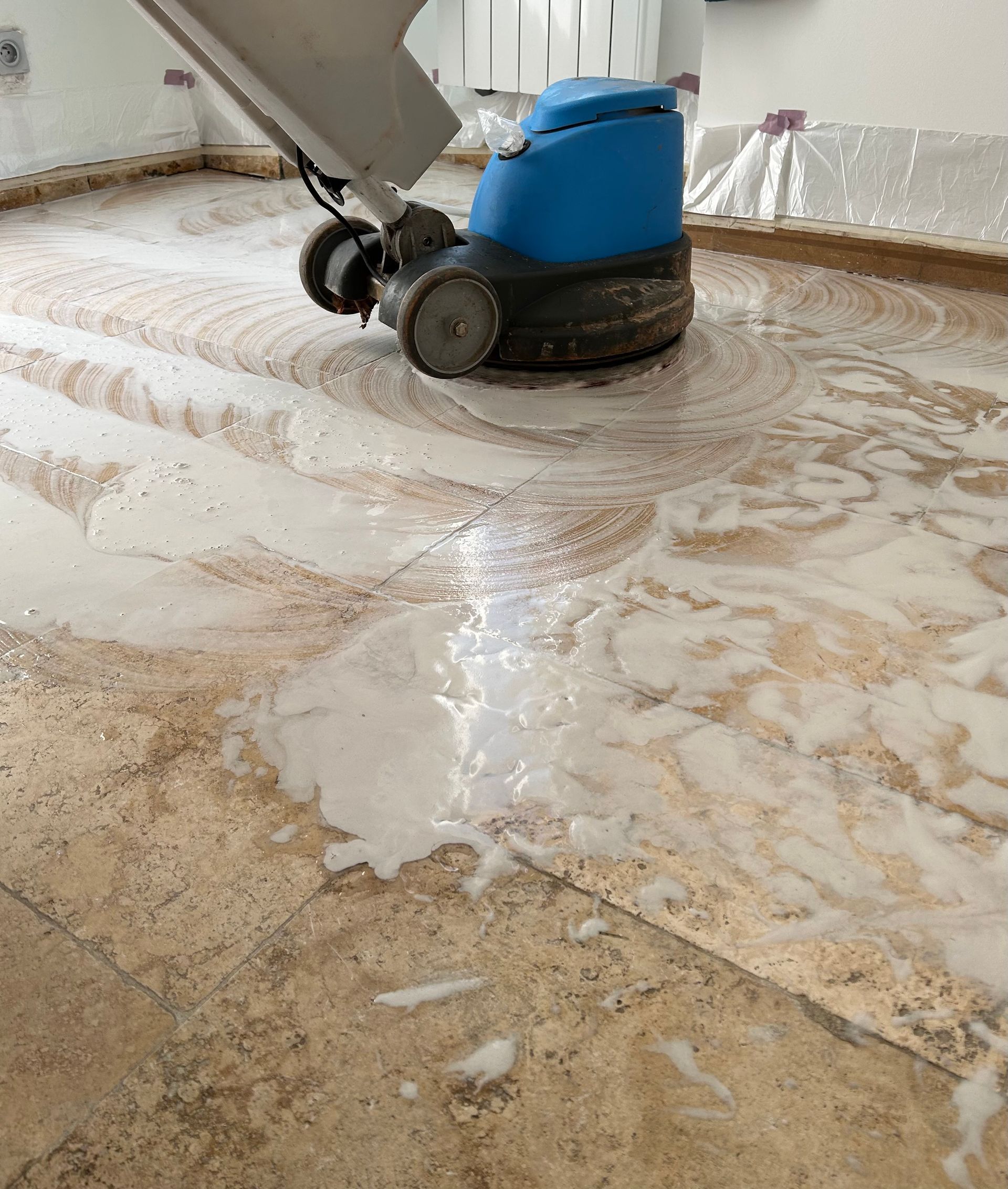 Monobrosse en train de nettoyer un sol de dalles marbrières