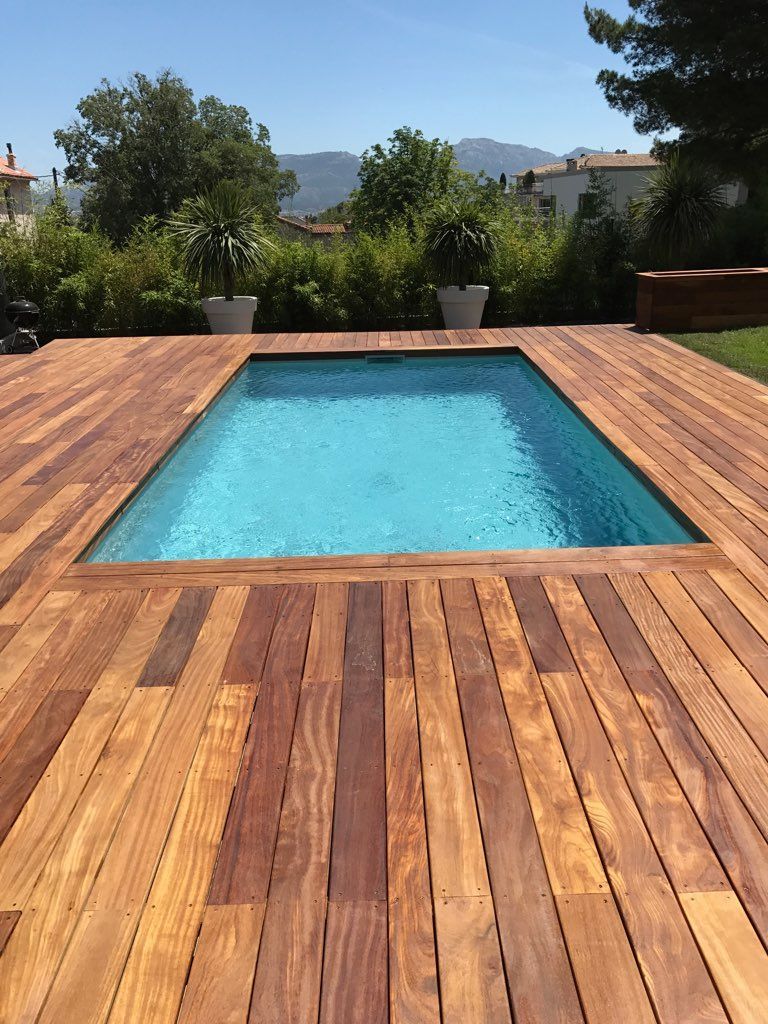 Terrasse en bois autour d'une piscine