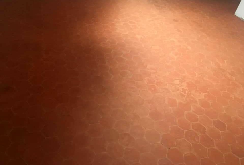 Sol d'une pièce en tomettes