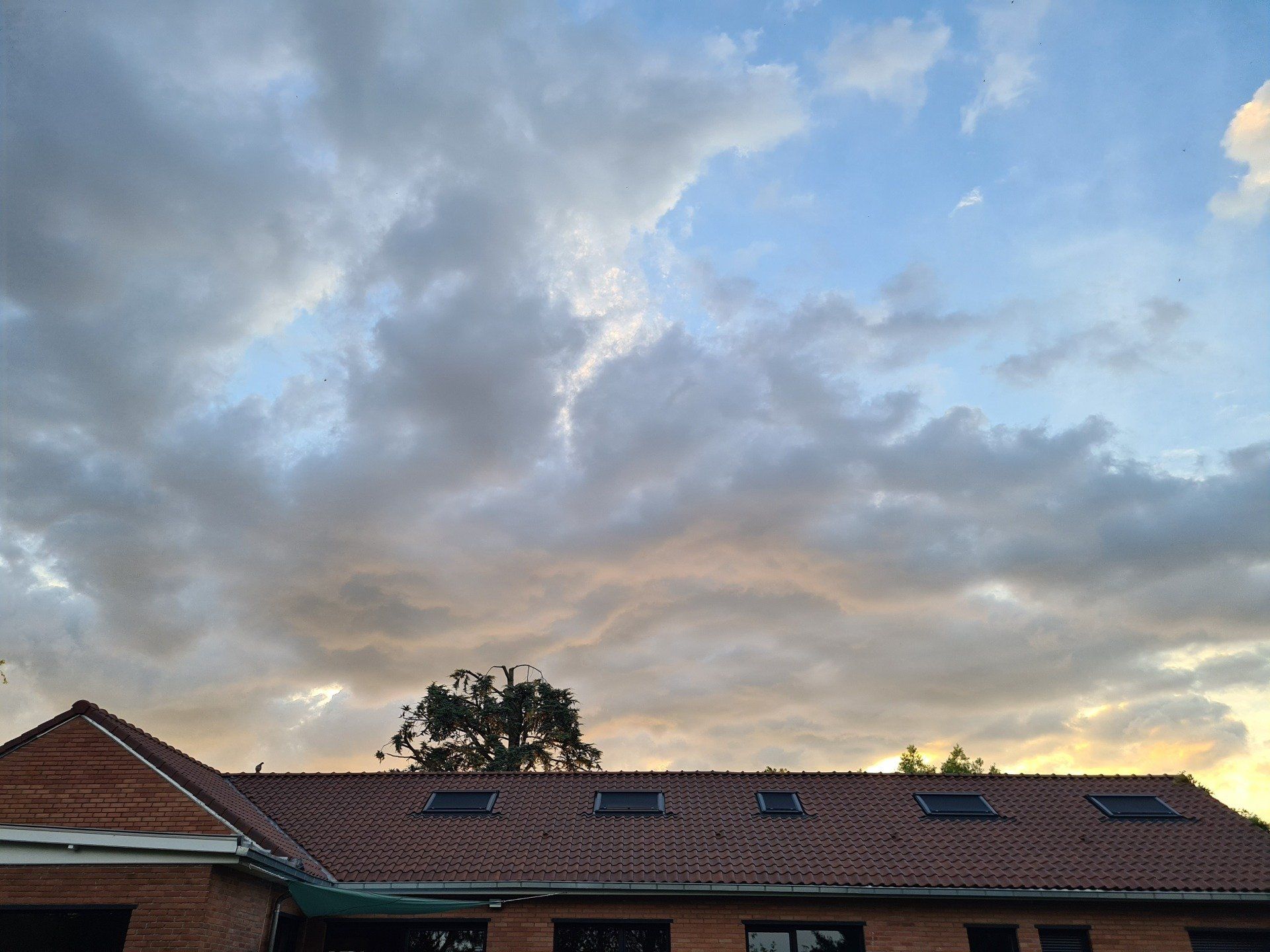 Vue d'un toit en tuile