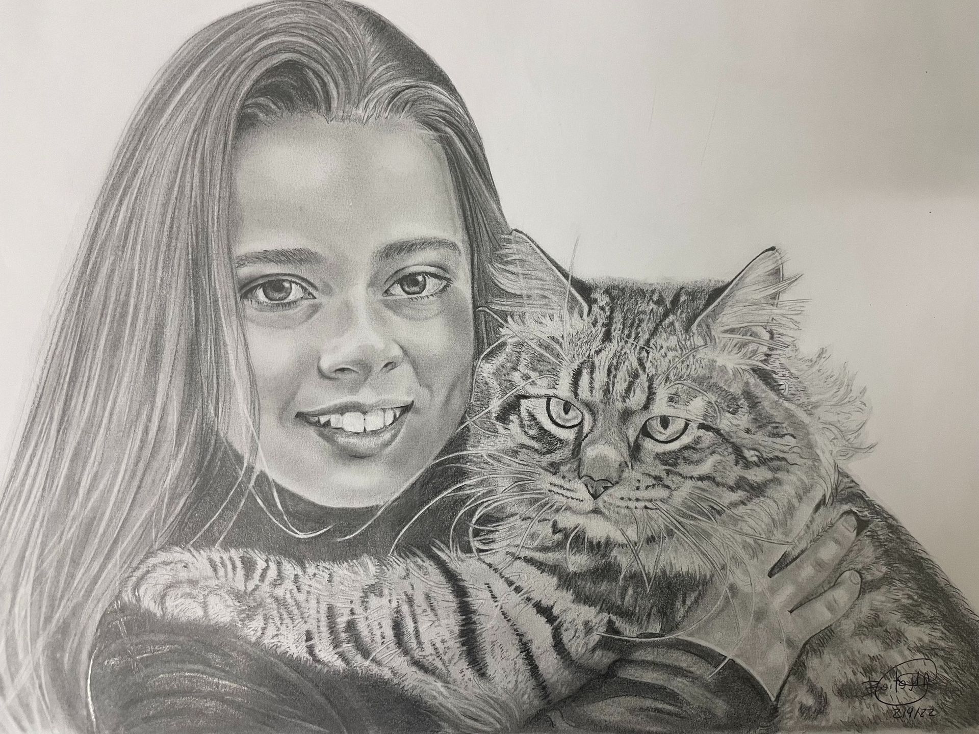 Un dibujo en blanco y negro de una mujer sosteniendo un gato.