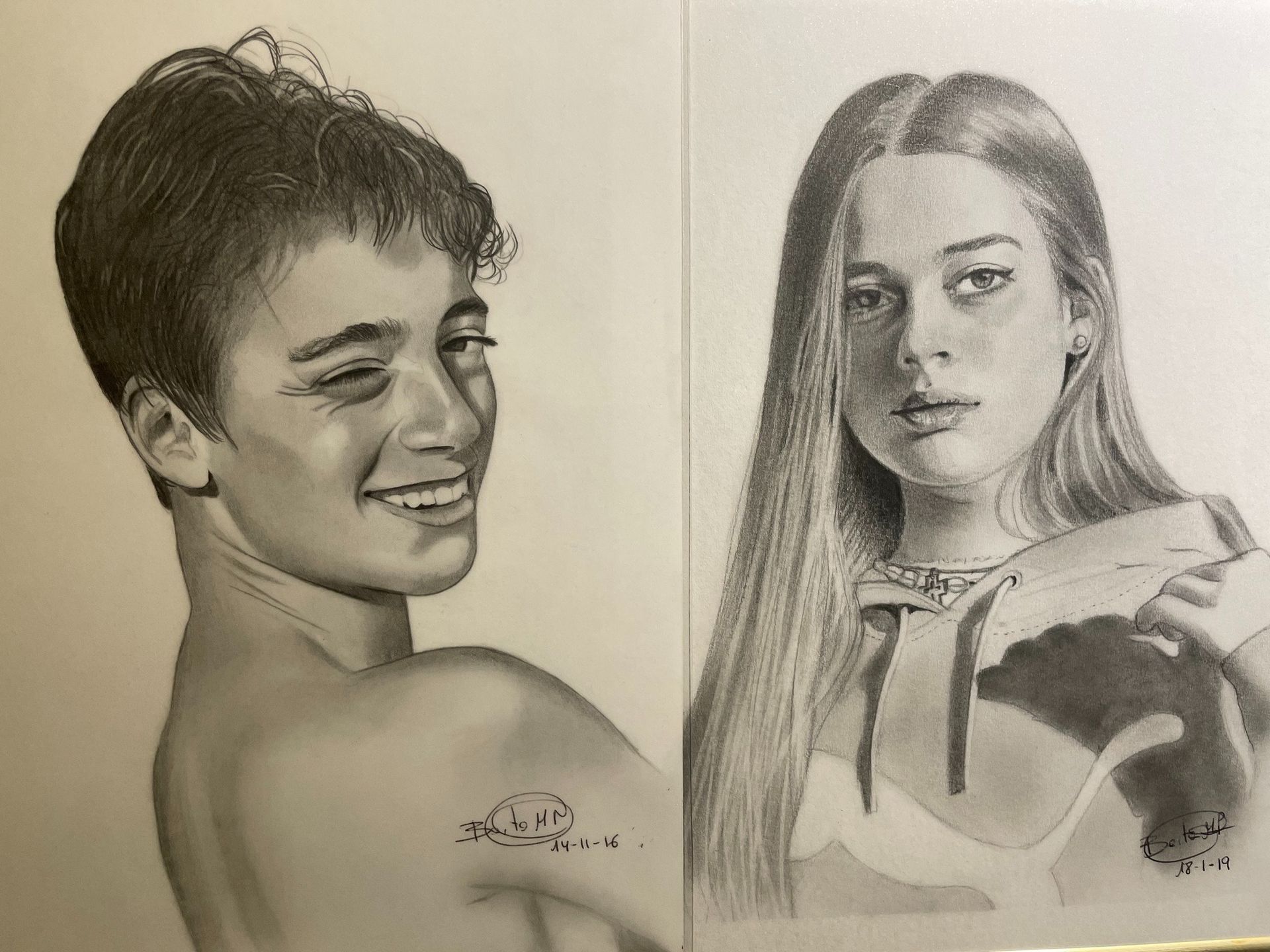 Un niño y una niña están parados uno al lado del otro en un dibujo a lápiz.