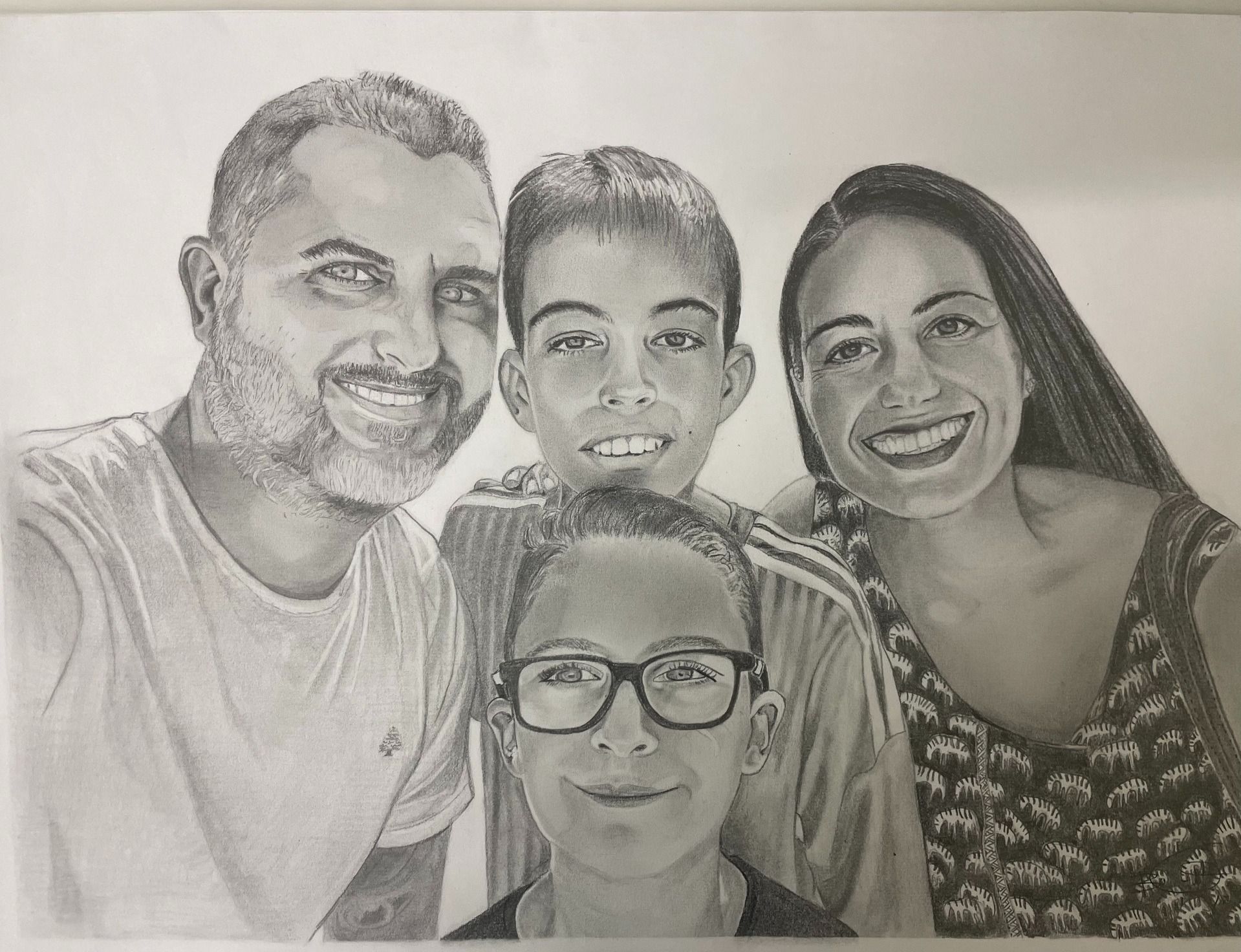 Un dibujo en blanco y negro de una familia posando para una fotografía.