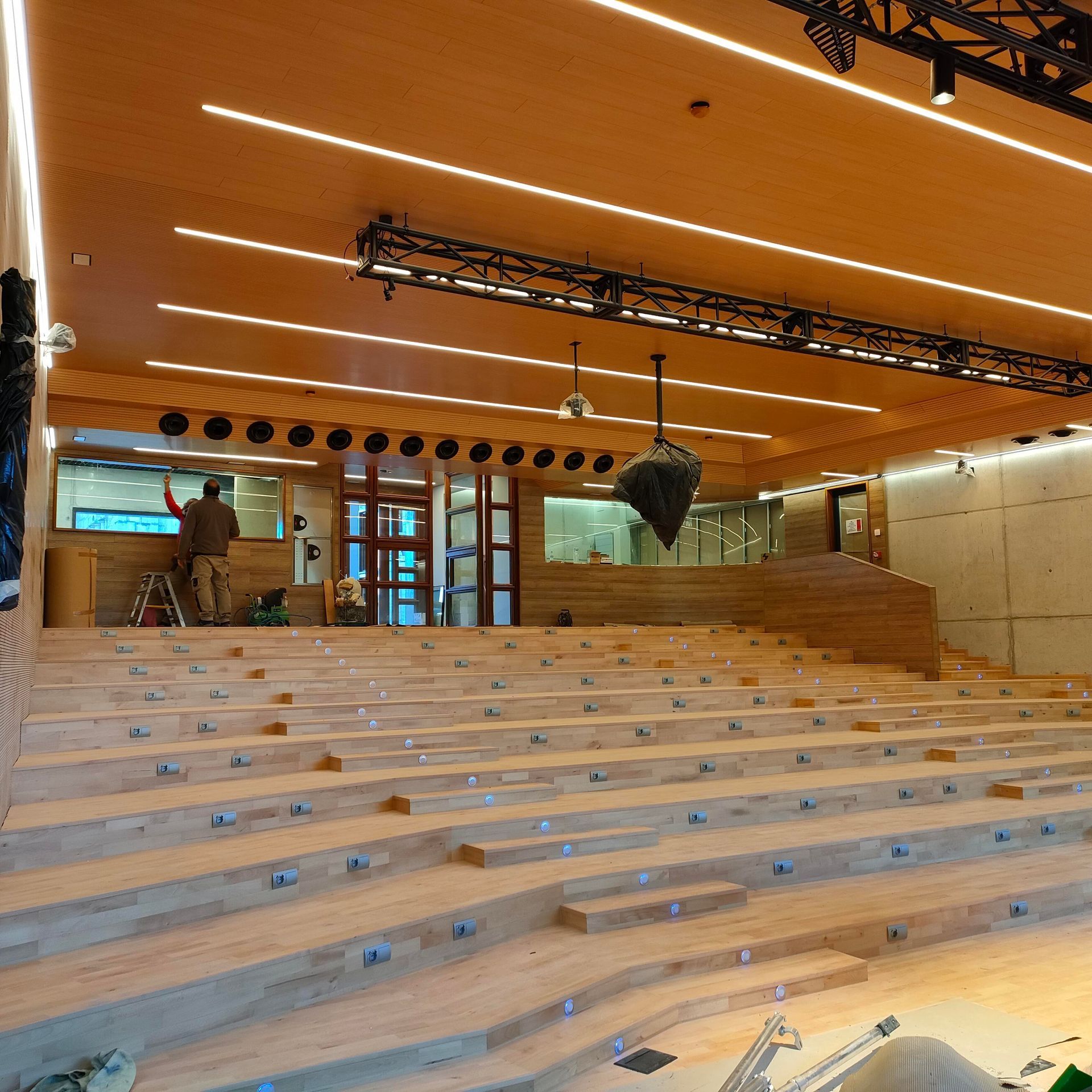 Un gran auditorio con escaleras que conducen al escenario.